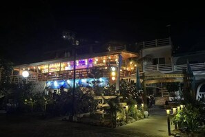 Unclassified image, 2 of 30, button - Super diving and tinas reef divers (Puerto Galera)