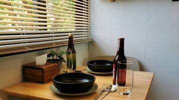 Stuga - 1 sovrum - rökare - utsikt mot trädgården | Matsal