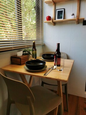 Chalet, 1 chambre, fumeurs, vue jardin | Salle à manger