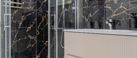 Deluxe Apartment | Bathroom | Shower