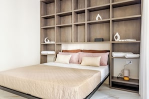 Deluxe Apartment | Iron/ironing board, free WiFi