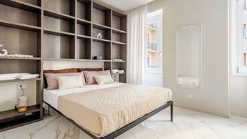 Deluxe Apartment | Iron/ironing board, free WiFi