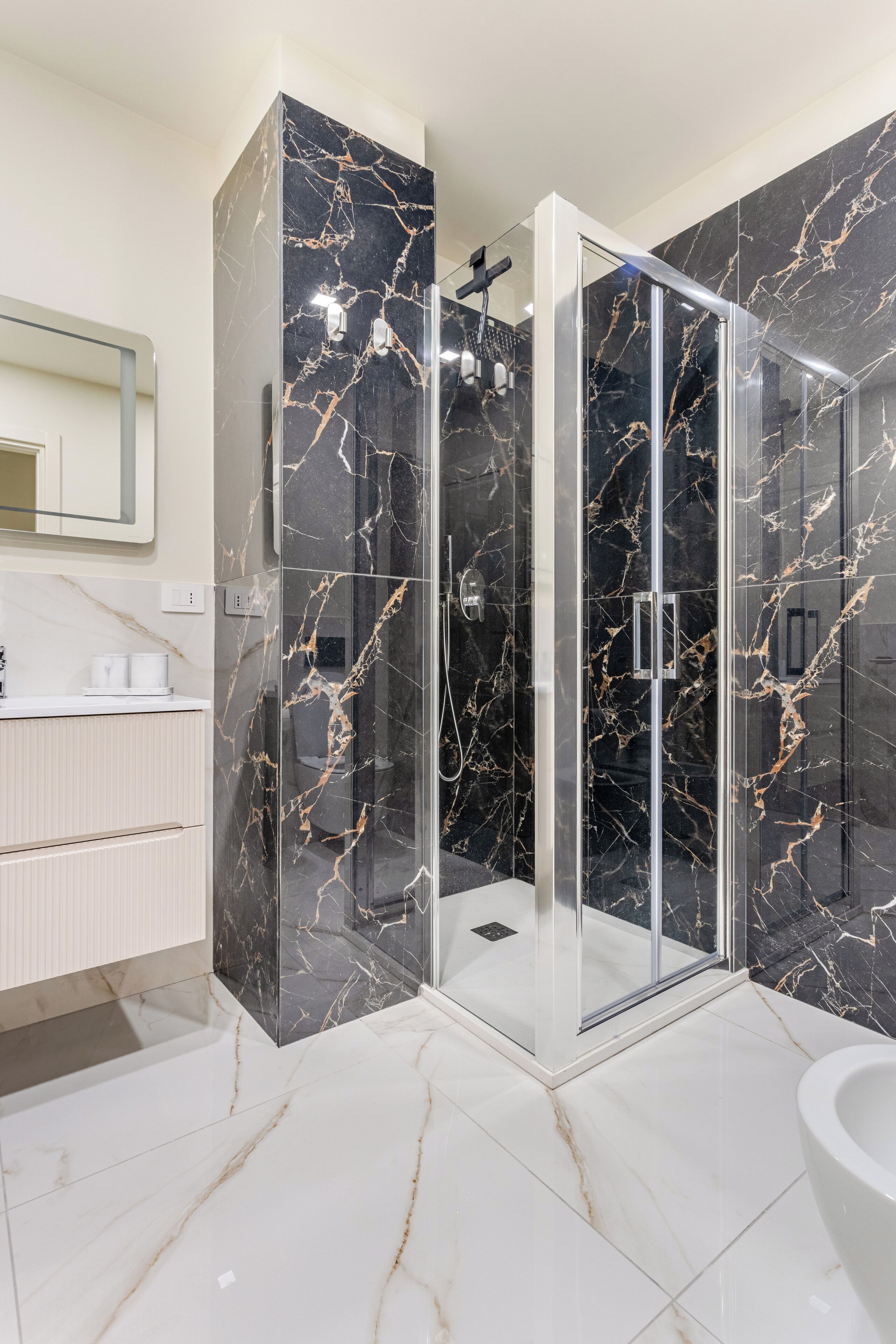 Deluxe-Apartment | Badezimmer | Dusche