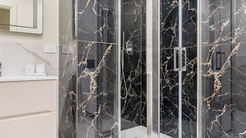 Deluxe Apartment | Bathroom | Shower