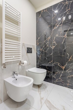 Deluxe-Apartment | Badezimmer | Dusche