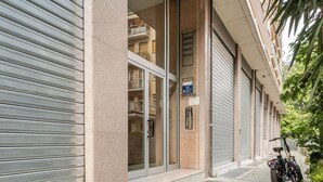 Un edificio con persianas cerradas, una entrada visible y una bicicleta estacionada.