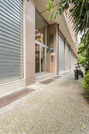 Front of property - Luxury near the Station 2 bedrms 2 baths (Bologna)