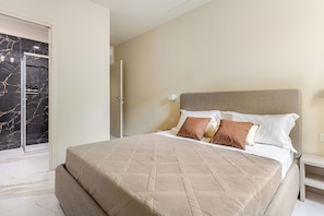 Deluxe Apartment | Iron/ironing board, free WiFi