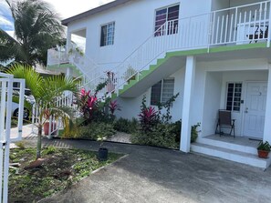 Apartamento, 2 quartos, sacada, vista para o jardim | Fachada