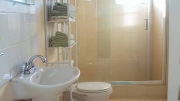 Apartment, 2 Bedrooms, Balcony, Garden View | Bathroom