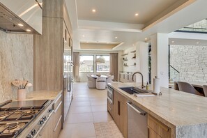 House (5 Bedrooms) | Interior