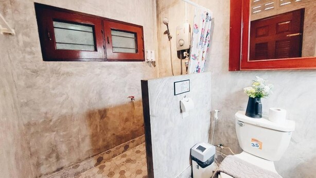 A bathroom with a toilet, a shower, and a sink. - The Warehouse - Ayutthaya (Ayutthaya)