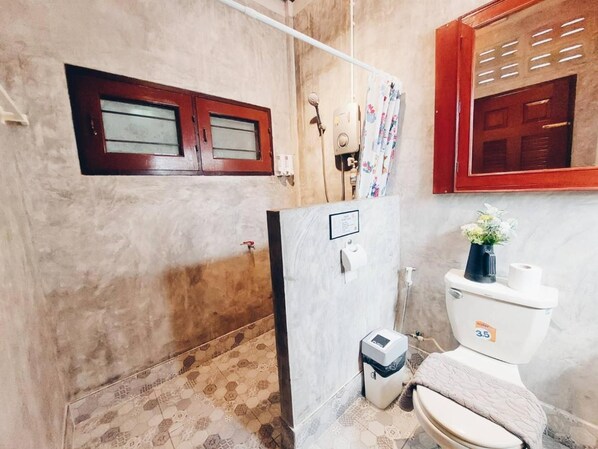 A bathroom with a toilet, a shower, and a sink. - The Warehouse - Ayutthaya (Ayutthaya)