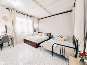 A bedroom with two beds, a desk, a chair, and a mirror. - The Warehouse - Ayutthaya (Ayutthaya)