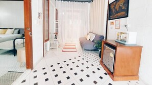 A hotel room with a bed, a sofa, a TV, and a desk. - The Warehouse - Ayutthaya (Ayutthaya)