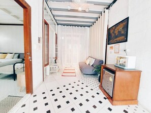 A hotel room with a bed, a sofa, a TV, and a desk. - The Warehouse - Ayutthaya (Ayutthaya)
