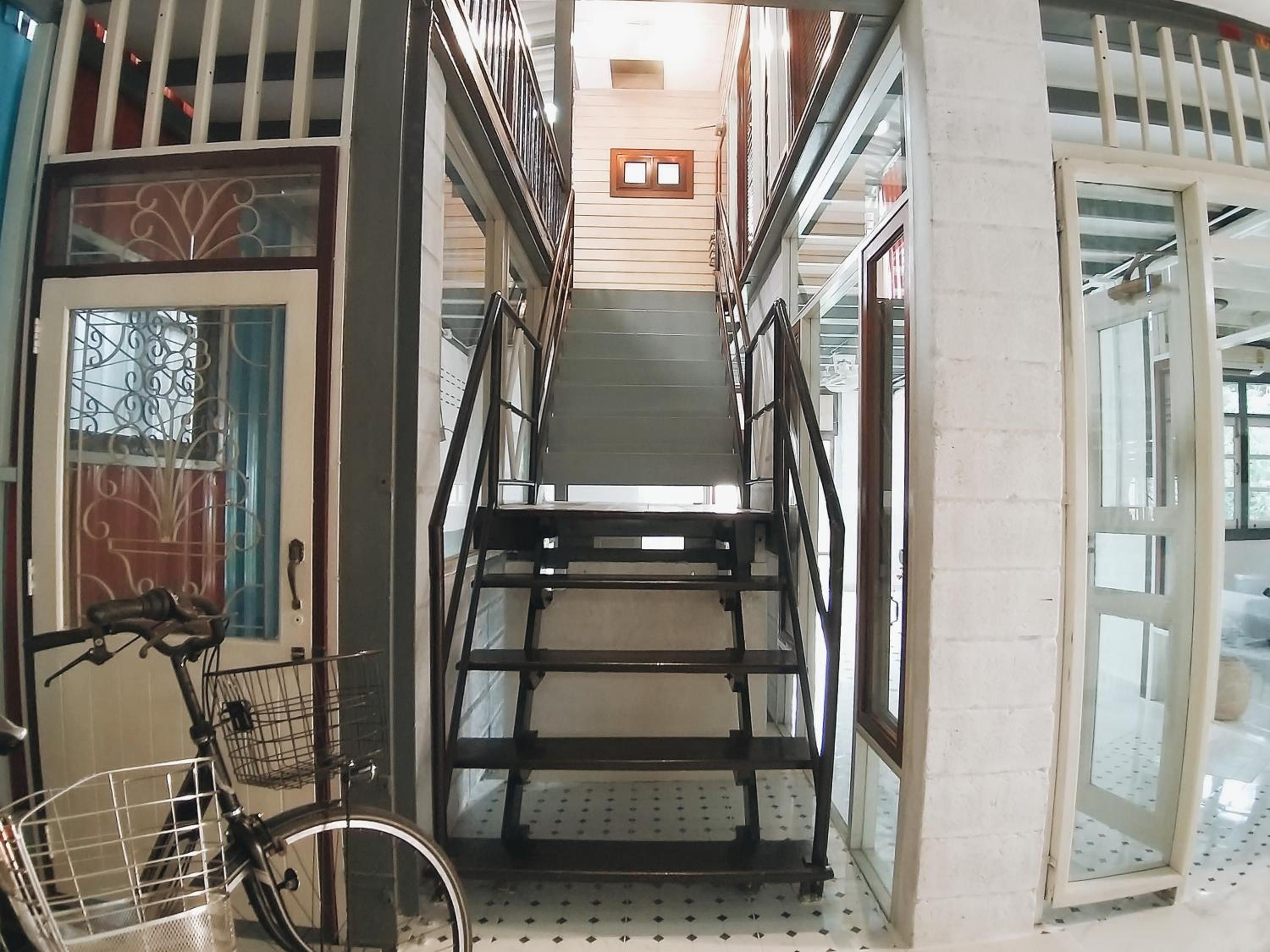 Un escalier avec des rampes en métal menant à l’étage supérieur.