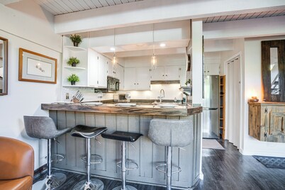 True Ski-in Copper Mtn Condo: Quick Walk to Lift!