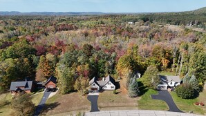 Et boligområde med huse omgivet af efterårsfarver.