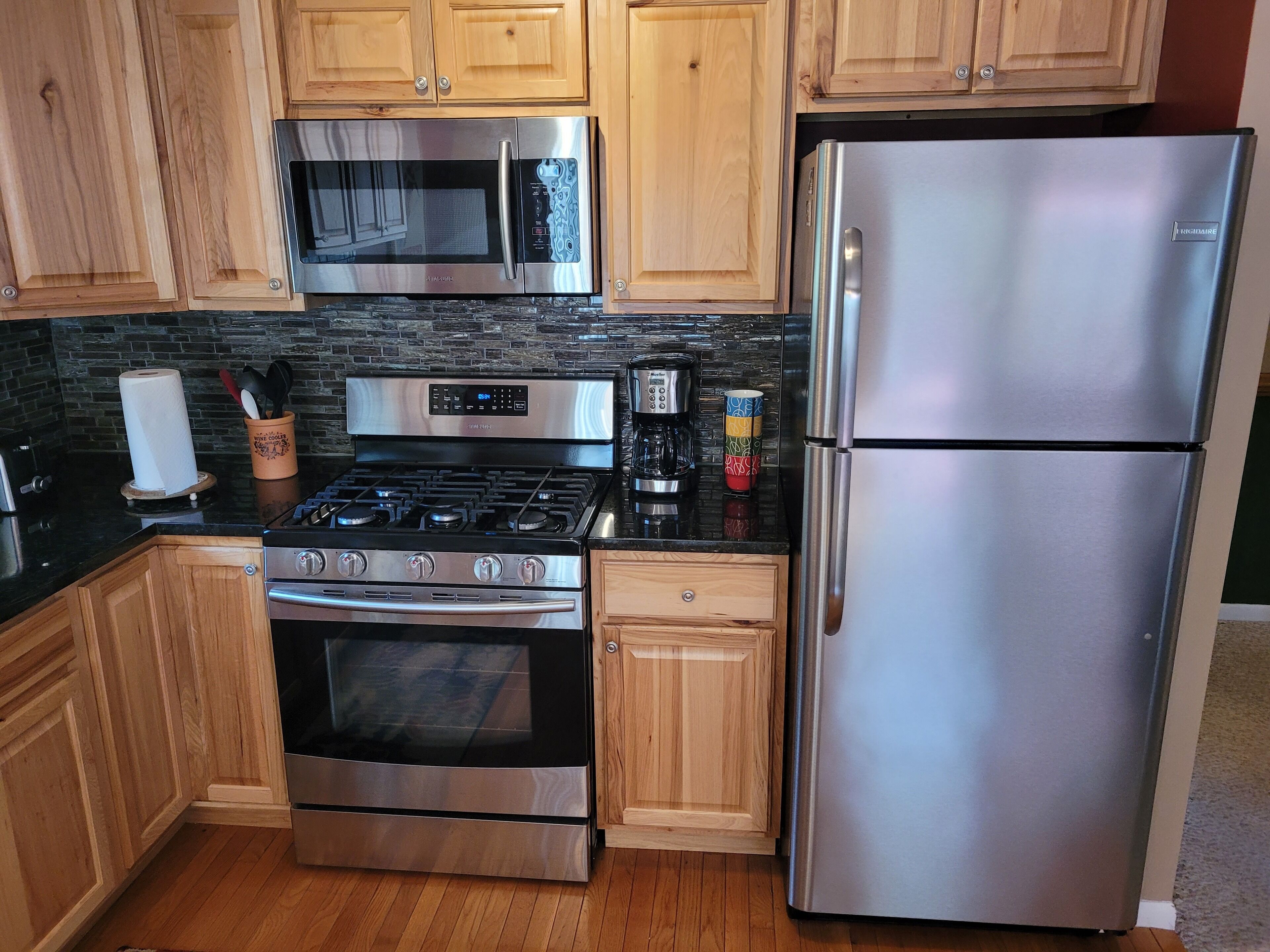 Køleskab, mikrobølgeovn, ovn, kogeplade