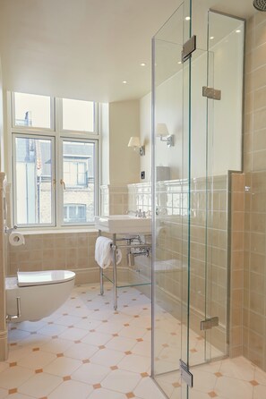 Superior Room | Peralatan tempat tidur premium, gebar bulu kapas, tilam berlapik 