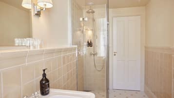Deluxe Junior Suite | Bathroom | Shower, eco-friendly toiletries, hair dryer, bathrobes
