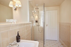 Deluxe Junior Suite | Bathroom | Shower, eco-friendly toiletries, hair dryer, bathrobes