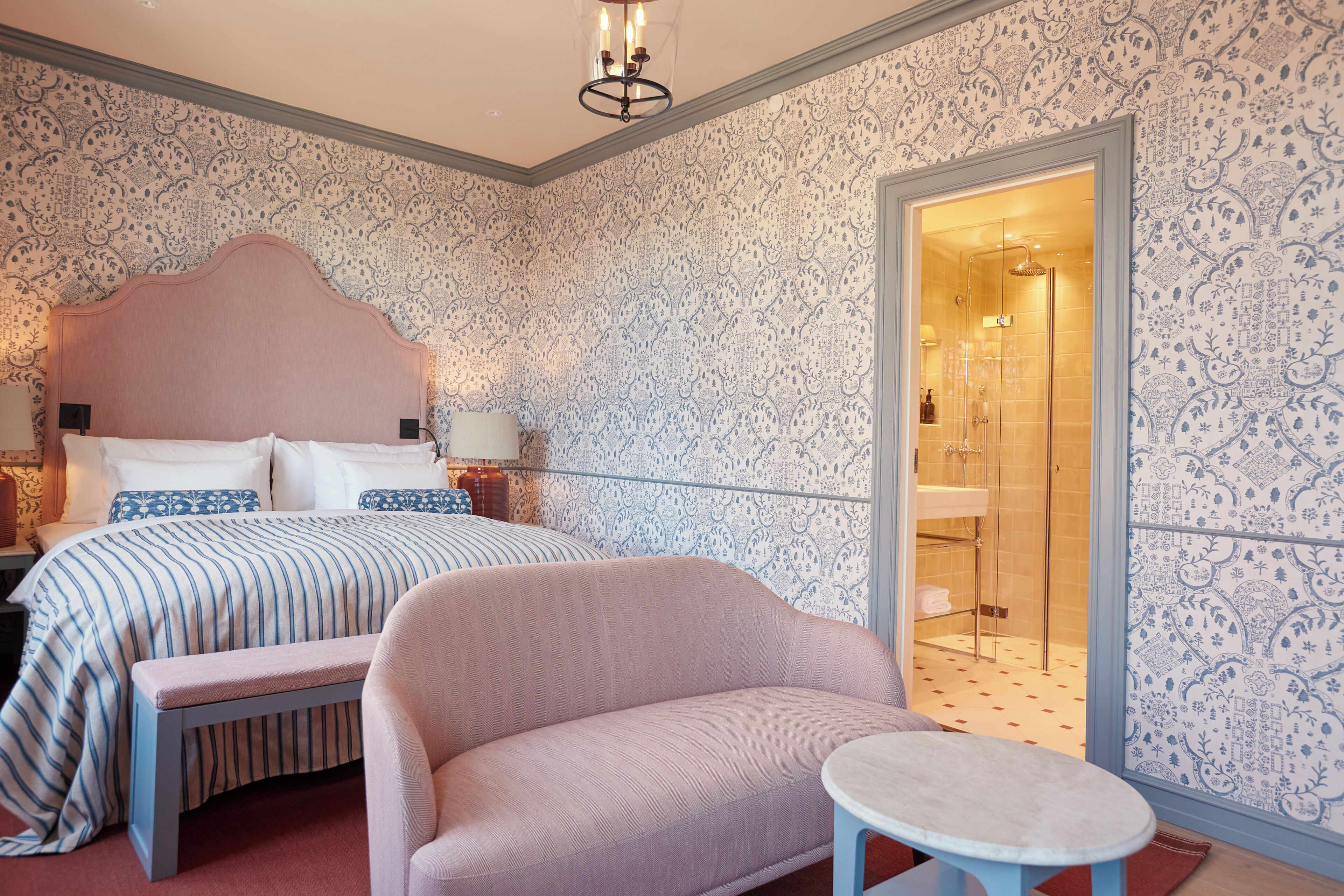 Henriks Signature Suite | Premium bedding, down comforters, pillowtop beds, minibar