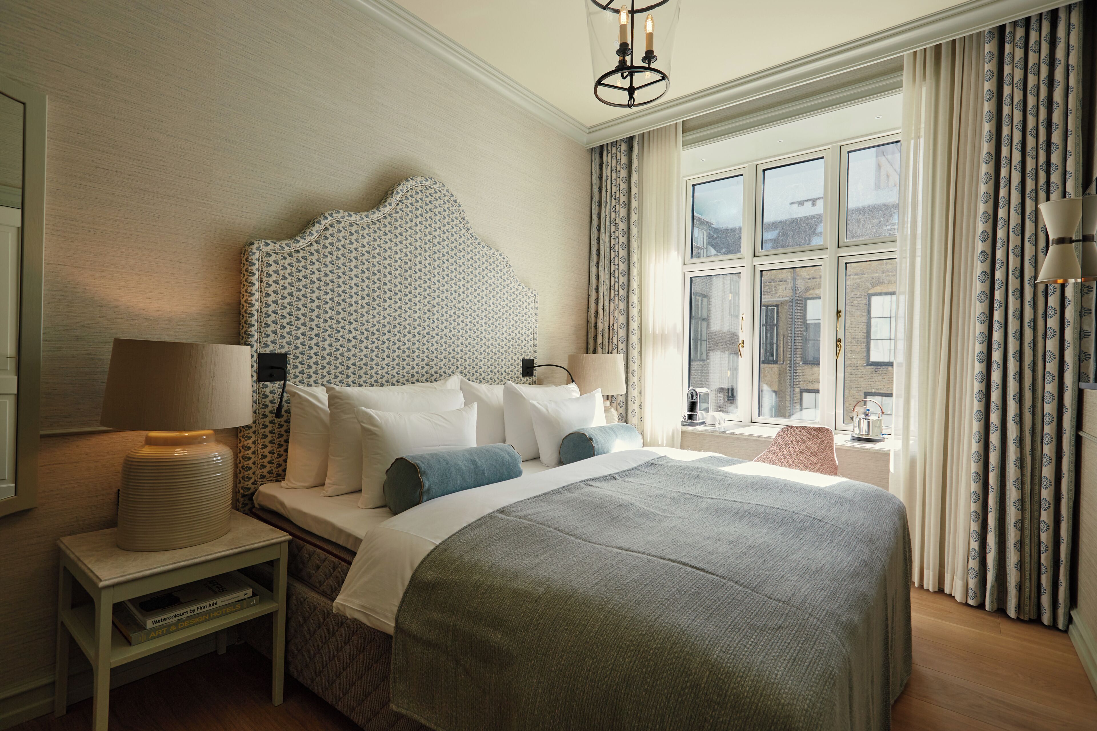 Luxury Room | Seprai premium, selimut bulu angsa, bantalan ekstra lembut, dan minibar