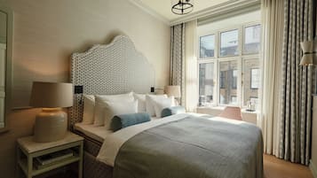 Luxury Room | Seprai premium, selimut bulu angsa, bantalan ekstra lembut, dan minibar