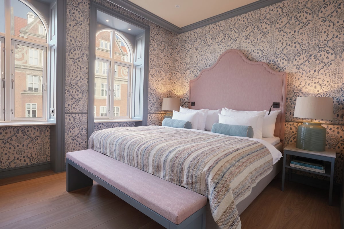 Henriks Signature Suite | 高档床上用品、羽绒被、加厚床垫、迷你吧