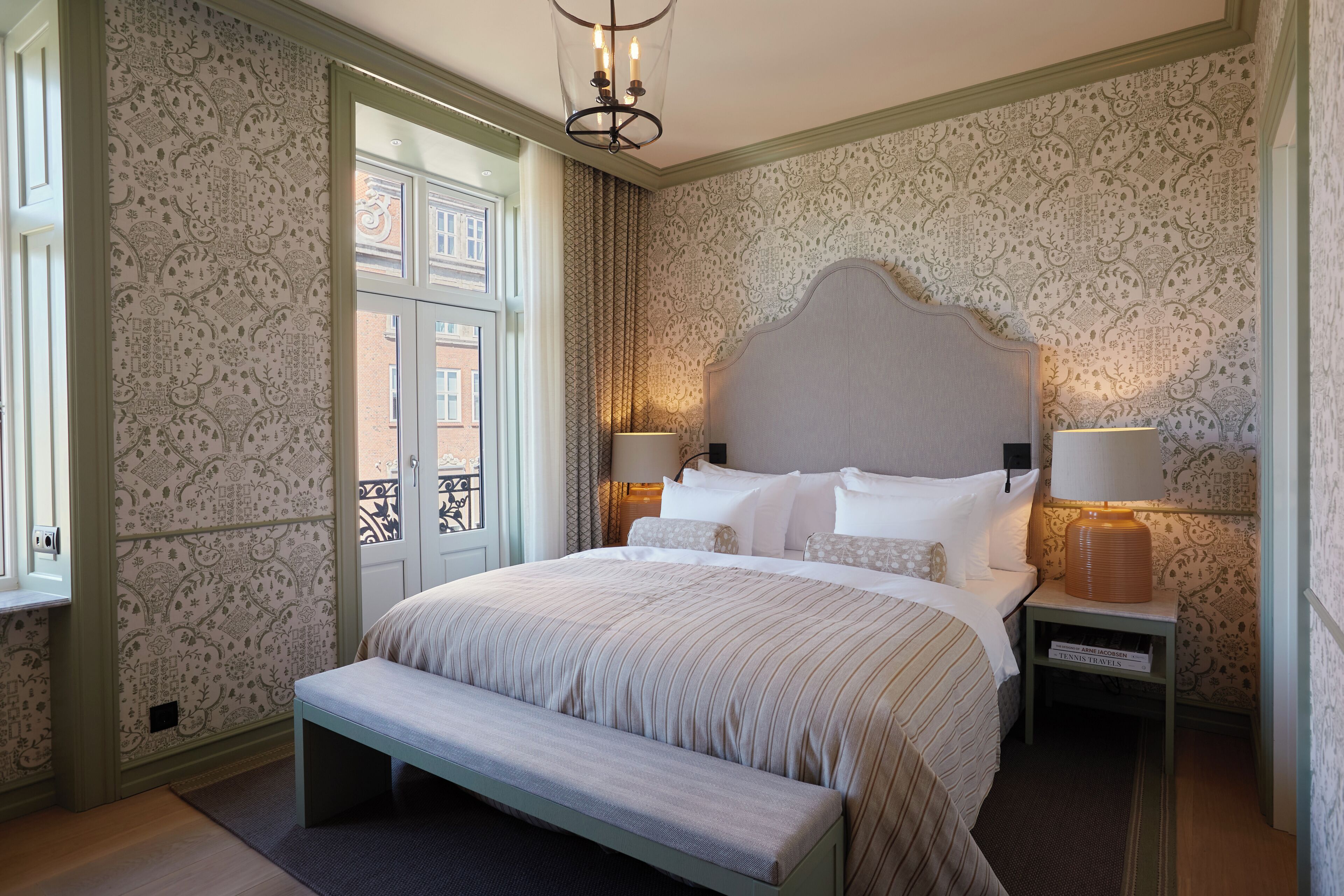 Deluxe Junior Suite | Seprai premium, selimut bulu angsa, bantalan ekstra lembut, dan minibar