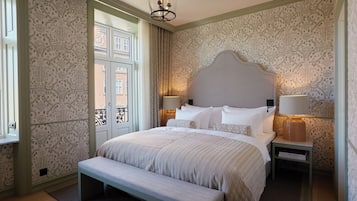 Deluxe Junior Suite | Seprai premium, selimut bulu angsa, bantalan ekstra lembut, dan minibar