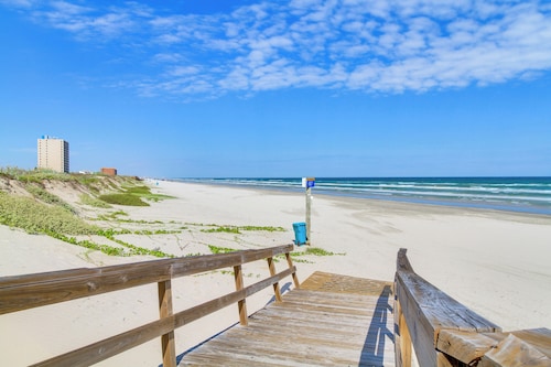 Steps to Shore: Condo w/ Balcony in Port Aransas