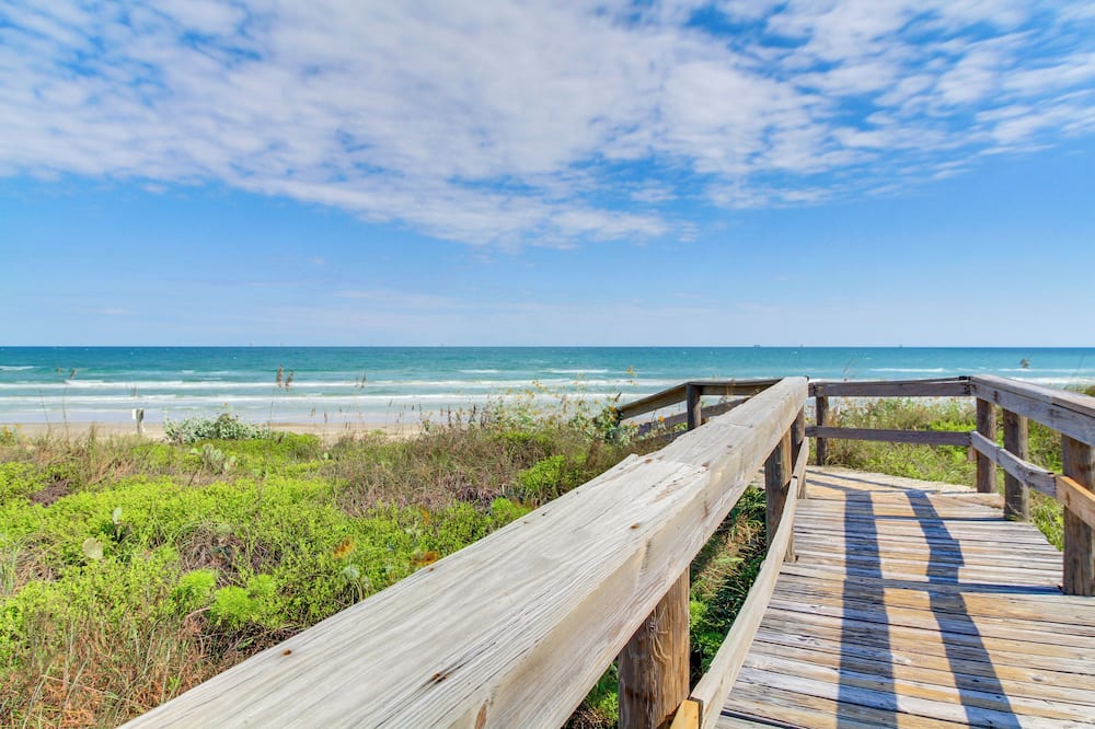 Steps to Shore: Condo w/ Balcony in Port Aransas - Pink Shack Cove, TX