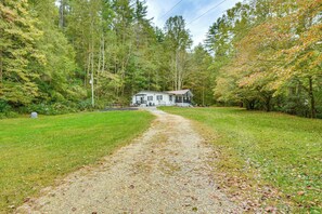 Interior - Creekside Cottage w/ Hot Tub: 8 Mi to Lake Chatuge (Hiawassee)