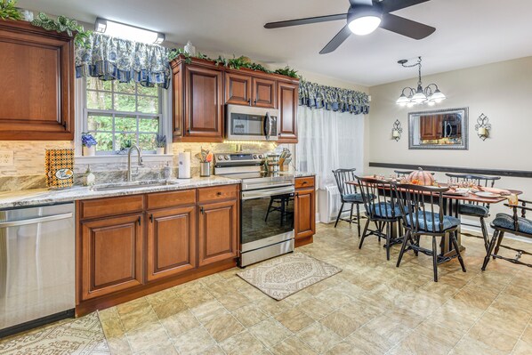 Interior - Creekside Cottage w/ Hot Tub: 8 Mi to Lake Chatuge (Hiawassee)