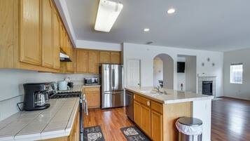 House (5 Bedrooms) | Interior