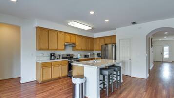 House (5 Bedrooms) | Interior