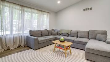 House (3 Bedrooms) | Interior