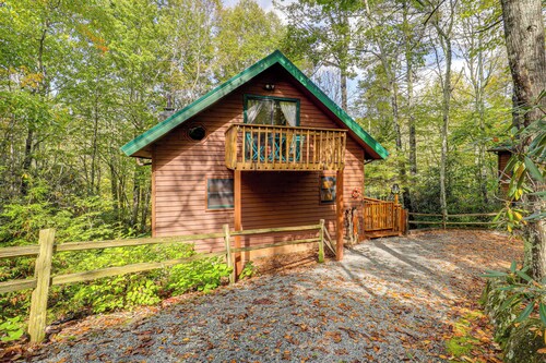 Near Skiing, 2 Furnished Decks: Newland Retreat!