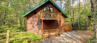 Near Skiing, 2 Furnished Decks: Newland Retreat!
