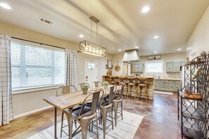 House (4 Bedrooms) | Interior - On-site Creek & Spacious Yard: Family Gem in Royal (Royal)