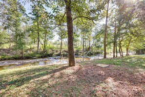 House (4 Bedrooms) | Interior - On-site Creek & Spacious Yard: Family Gem in Royal (Royal)