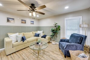 House (4 Bedrooms) | Interior - On-site Creek & Spacious Yard: Family Gem in Royal (Royal)