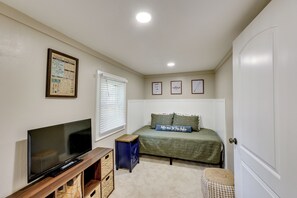 House (4 Bedrooms) | Interior - On-site Creek & Spacious Yard: Family Gem in Royal (Royal)