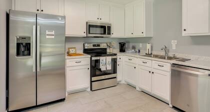 10 Mi to Tennessee River: Blue Willow-themed Home