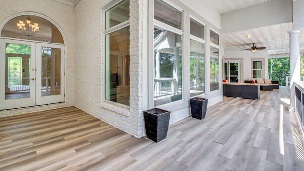 Un interior espacioso con amplios ventanales, piso de madera y diseño moderno.