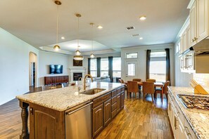 House (5 Bedrooms) | Interior