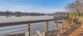 Cozy Cottage on Main Channel of Lay Lake